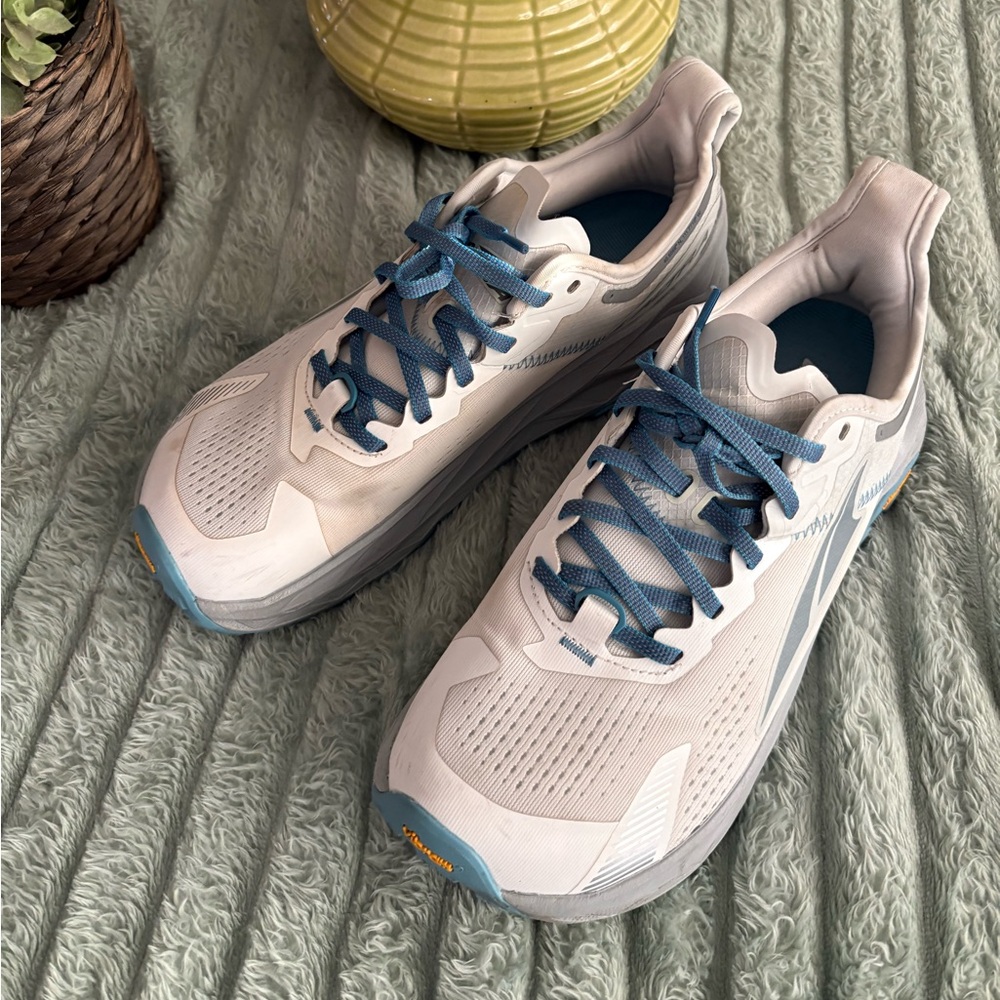 Women's Altra Olympus 5 Athletic sz 9 white Shoes with Blue Accents